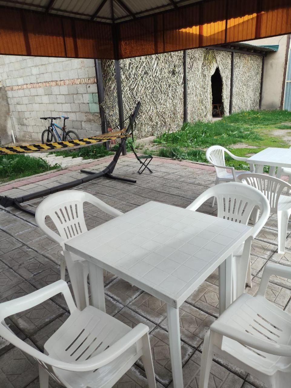 Urban Monkey Tent Hostel & Bar Каракол Экстерьер фото
